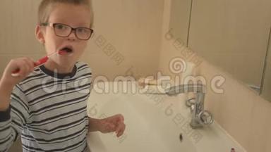 快乐男孩用肥皂洗手，在浴室刷牙。 孩子爱水和卫生程序.. 水资源活动